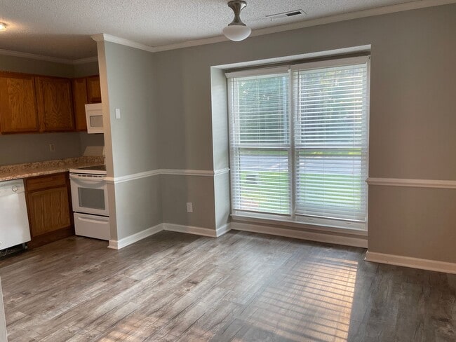 Building Photo - Charming 2 Bed, 2 Bath Triplex in Fayettev...
