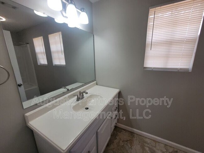 Building Photo - 142 Oakridge Dr