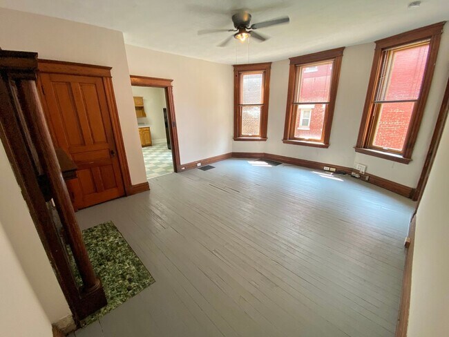 Building Photo - Spacious 5 bed/2 bath on Victor Mins. from...