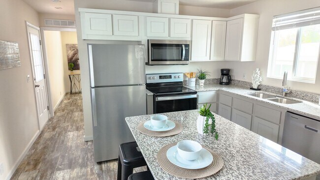 Building Photo - Newer West Sac Home