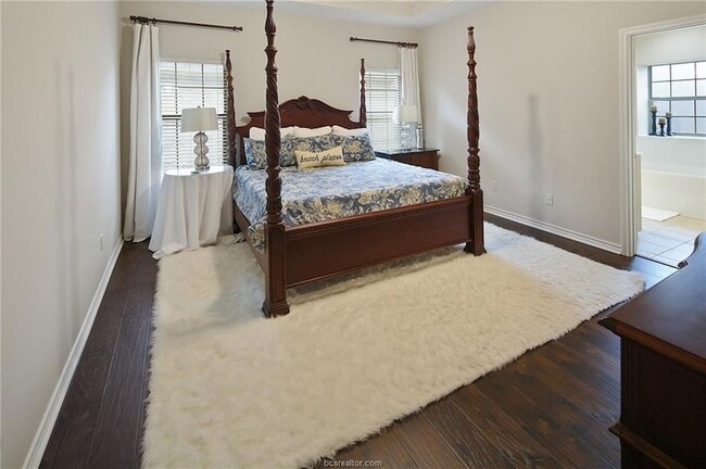 Building Photo - 200 Karten Ln