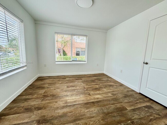 Building Photo - 929 SW 12th Ave