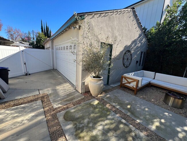Building Photo - Large home with private yard
