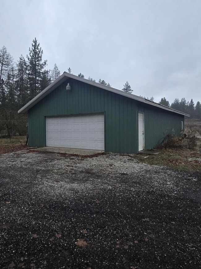 Building Photo - 2 Bedroom 1 Bath Rancher Close to Deer Park