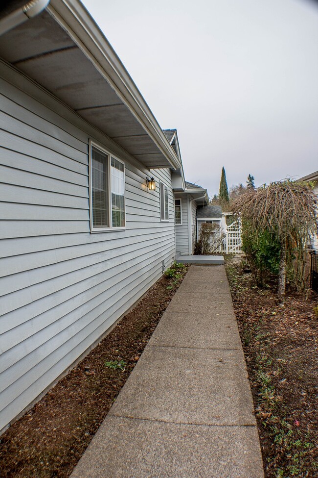 Building Photo - Large South Salem Duplex - Coming Soon