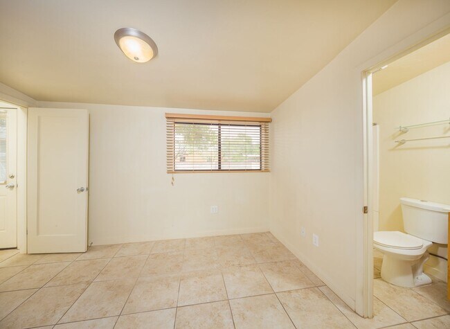 Building Photo - Great Central Location