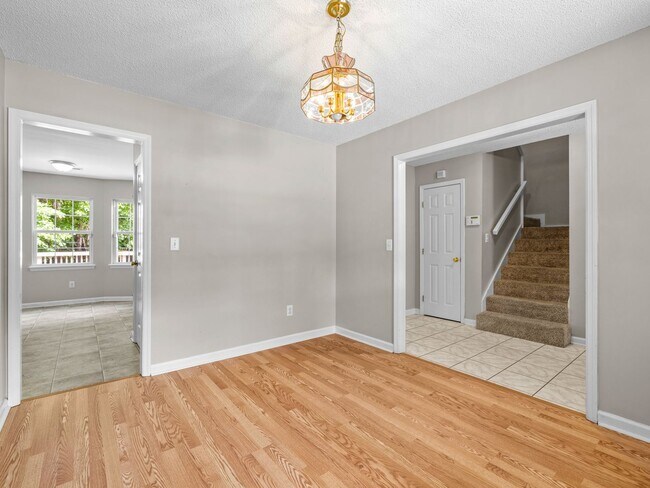 Building Photo - Country Club Area!