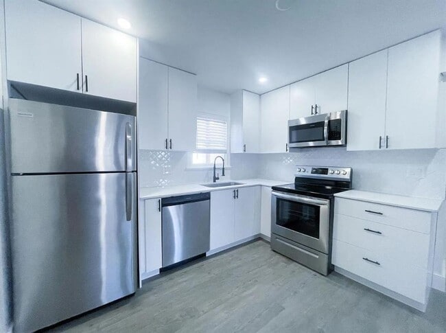 Building Photo - 110 E 30th St