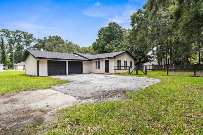 Building Photo - Spacious 3-bedroom, 2-bath home