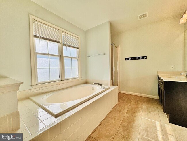 Building Photo - 28 Scotland Cir