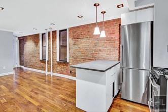 Building Photo - Mulberry Street