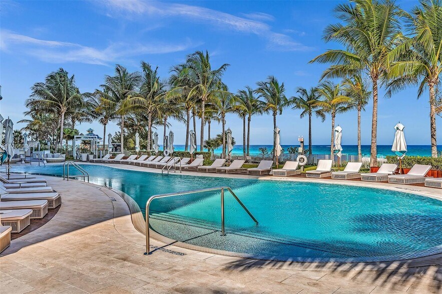 Building Photo - 15701 Collins Ave