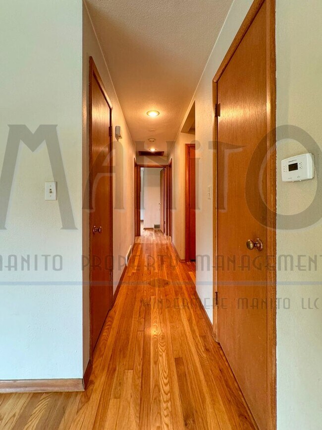 Building Photo - Stunning & Spacious South Hill Home