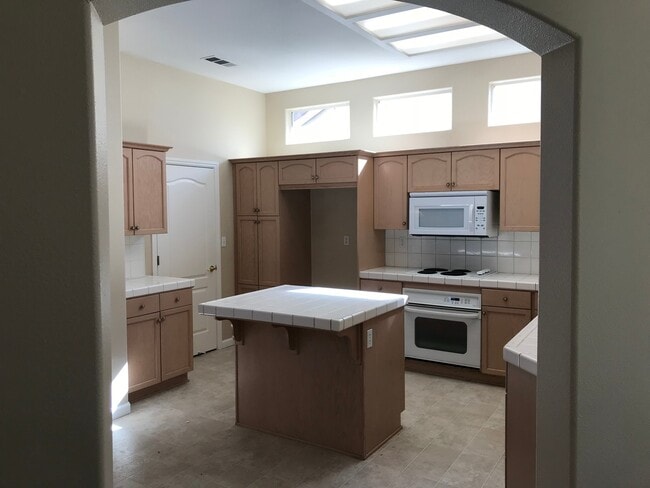 Building Photo - Single story located in a Gated Community!