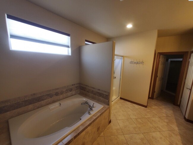 Building Photo - South Kennewick Rambler for rent