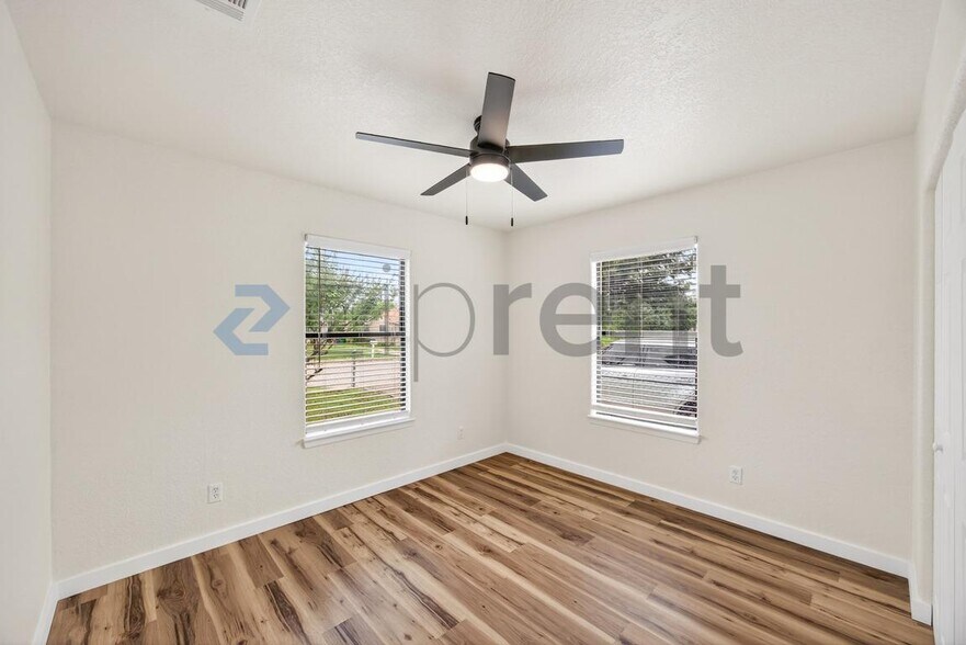 Building Photo - Unit