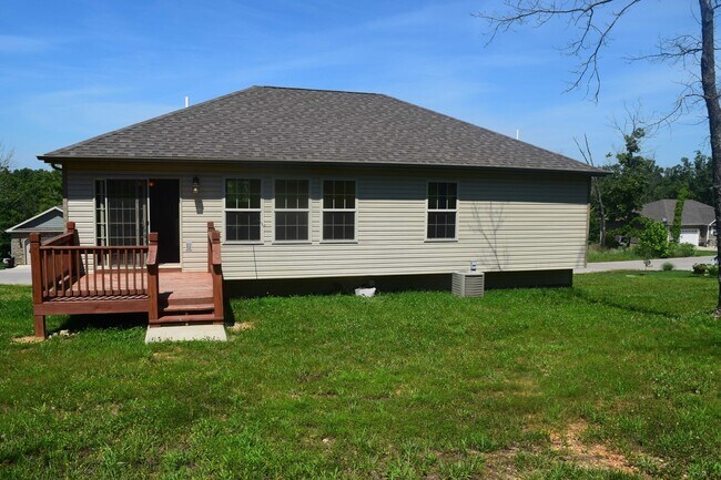 Building Photo - Gorgeous Split Foyer Home!