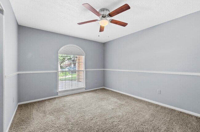 Building Photo - 5017 Oak Ct