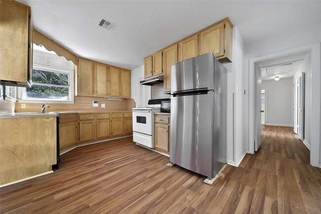 Building Photo - 504 N Magnolia Dr