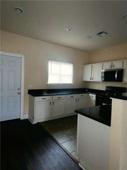 Building Photo - 5516 Montegut Dr