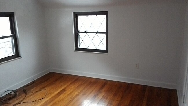 Building Photo - 1530 Sylvan Ter