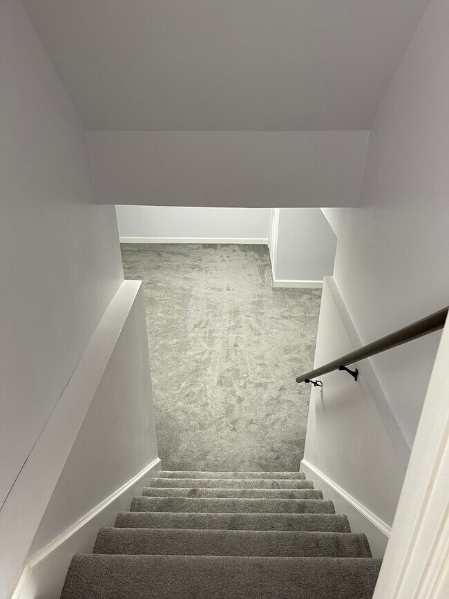 Building Photo - 1925 E Waverly Ln