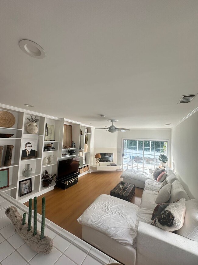 Building Photo - Lovely Home in the Kentwood area of Westchester