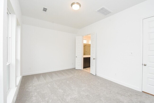 Building Photo - 611 Sand Branch Dr