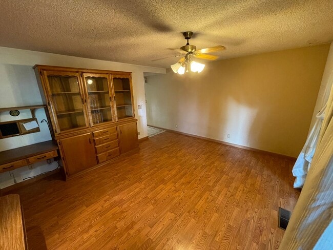 Building Photo - Paradise Oasis-3 bed 2 bath home, Back yard, covered deck, garage, no cats