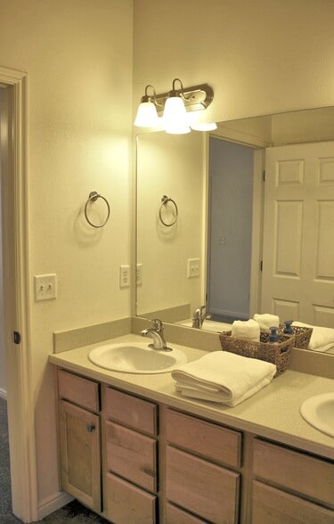 Building Photo - 1145 Canyon Meadow Dr