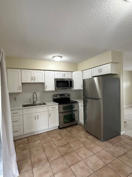 Building Photo - 8912 SE Parkway Dr