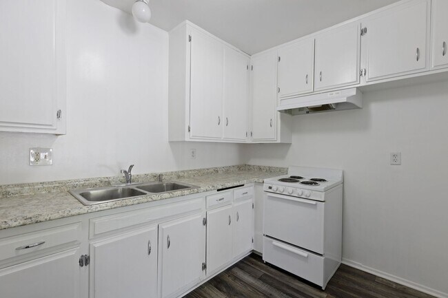 Building Photo - 8421 Lindley Ave