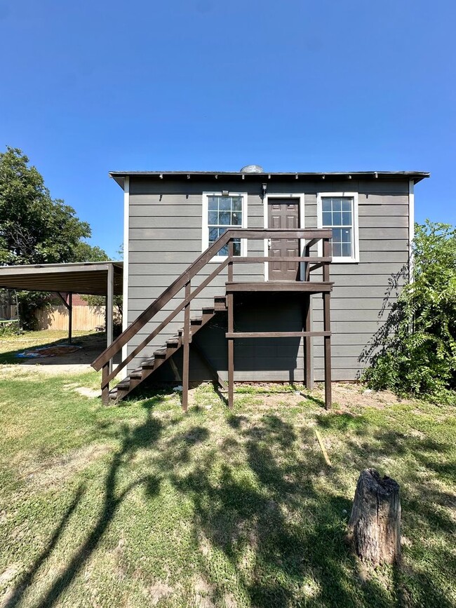 Building Photo - NOW AVAILABLE - Remodeled 1 Bedroom Apartm...