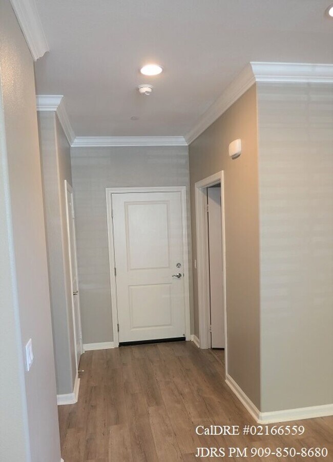 Building Photo - Ontario 3 Bedroom Condo