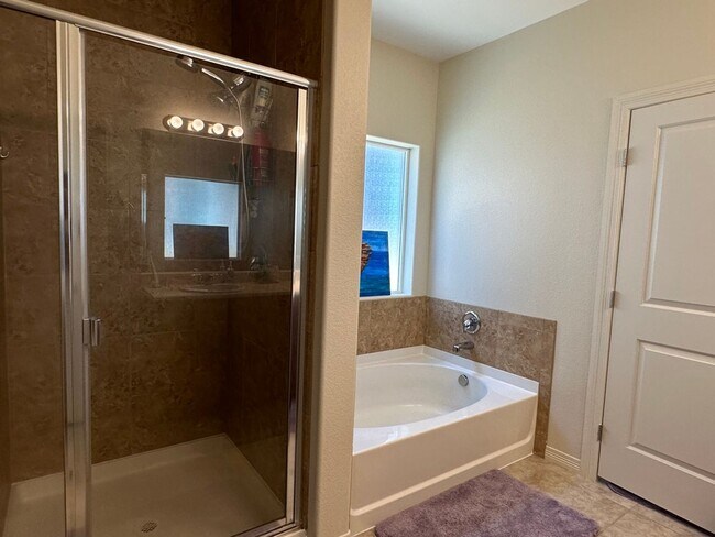 Building Photo - Beautiful 5 bedroom ranch home in (D49)