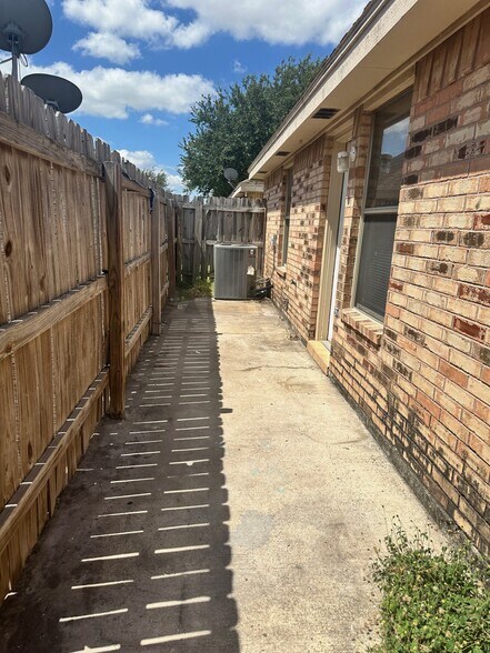 private patio - 2117 W Western Dr