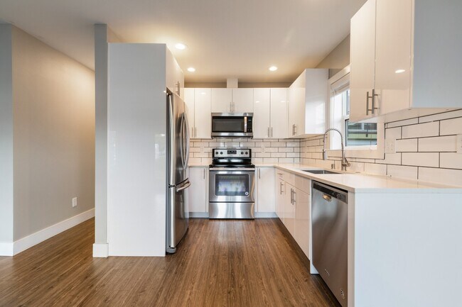 Building Photo - Newly Renovated and Modern 2BR Apartments in Columbia City