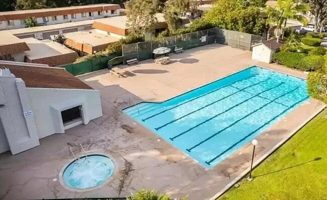 Building Photo - 2 Bed / 1 Bath Downstairs Remodeled Condo/...