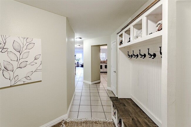 Building Photo - 2048 Lake Trail Dr