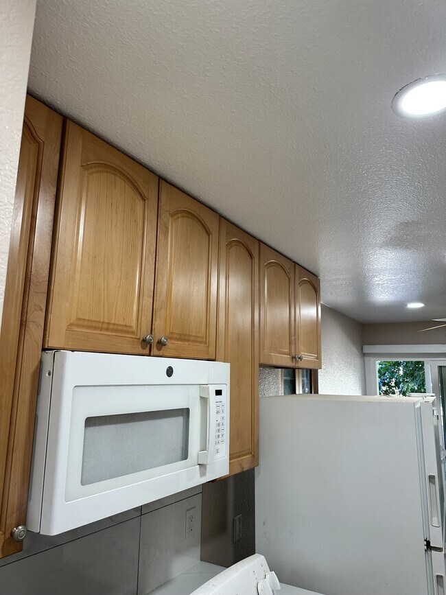 Building Photo - 9101 Newhall Dr