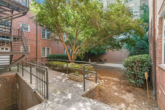 Building Photo - 920 Monticello Terrace