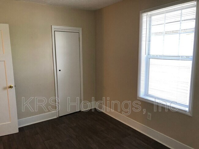 Building Photo - 1032 37th St