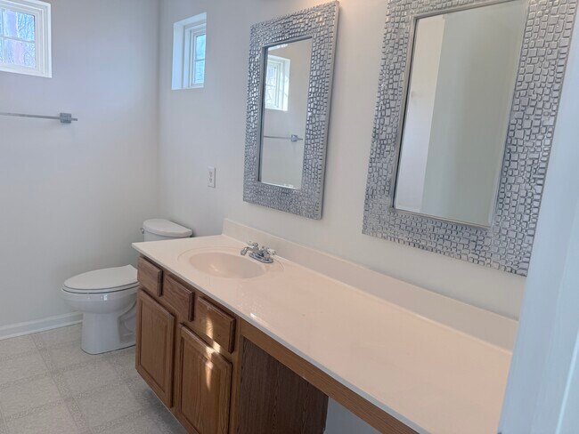 Building Photo - 9420 Meadowmont View Dr