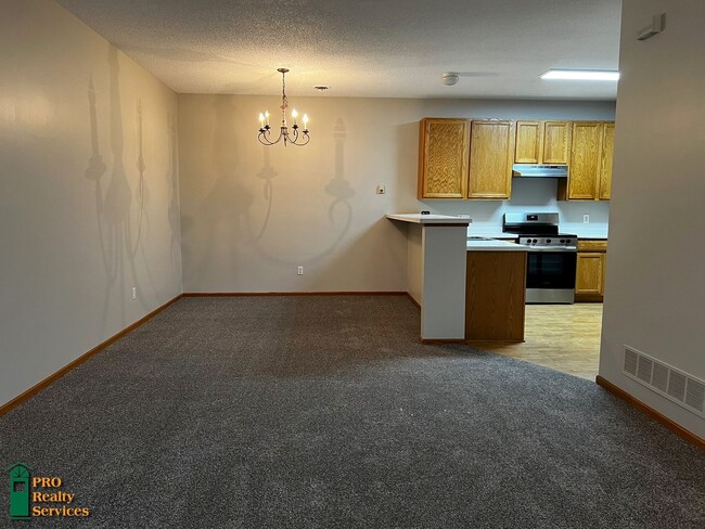 Building Photo - 3 Bedroom Townhome **$1,000 Rent Credit wi...