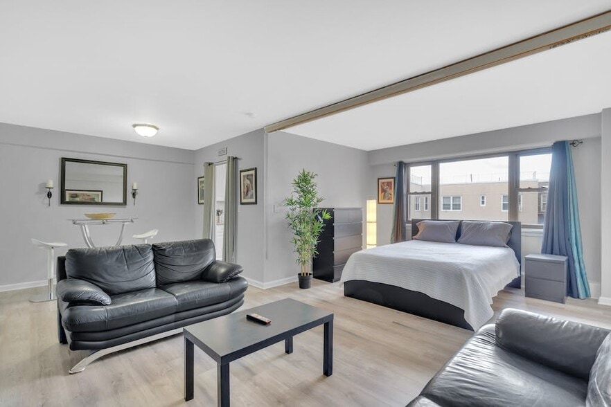 Living room/Bedroom - 8800 Boulevard East