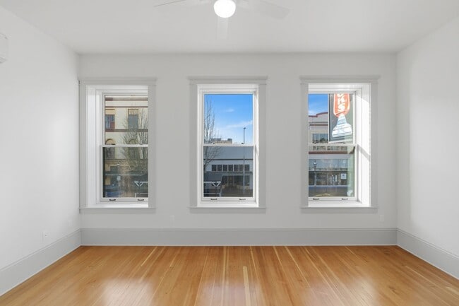 Building Photo - WINTER SPECIAL - NEWLY RENOVATED DOWNTOWN SALEM ONE BEDROOM