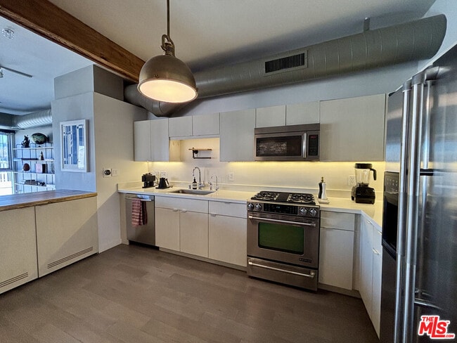 Building Photo - 527 Molino St