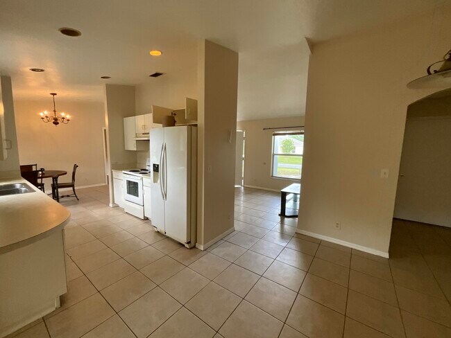 Building Photo - 1002 SW Romaine Ln