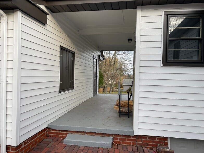 Building Photo - 526 Bank St