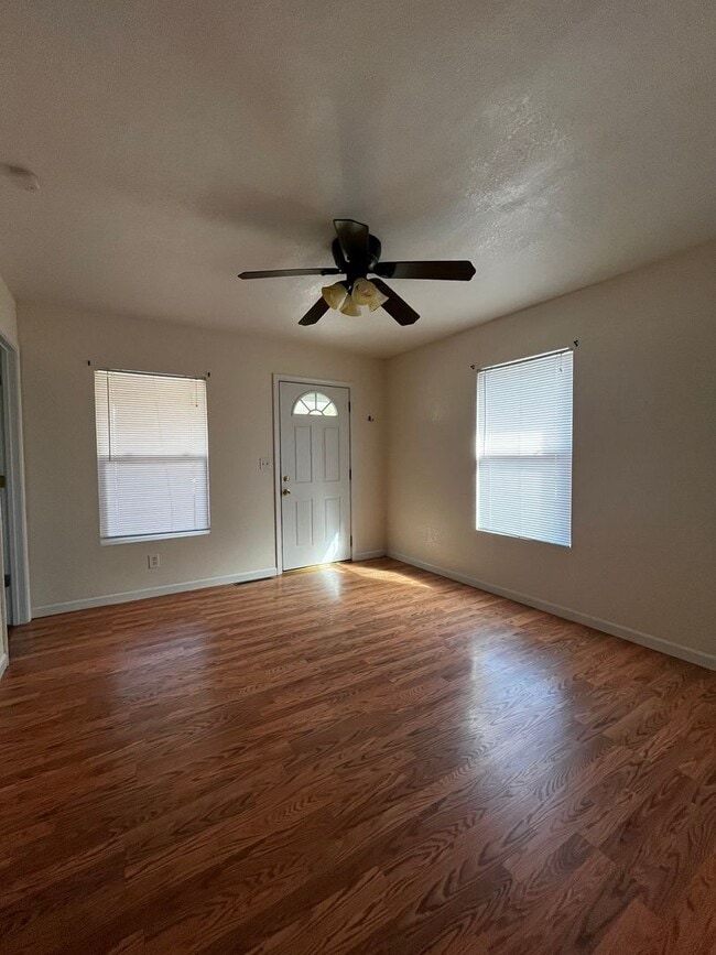 Building Photo - 2 bedroom 1 bath house with 1 car garage located in Kellogg, Idaho